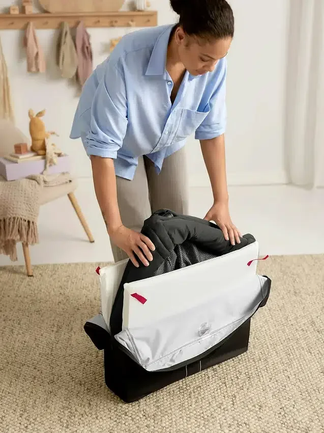 Babybjorn Travel Crib Light and Fitted Sheet Bundle Pack