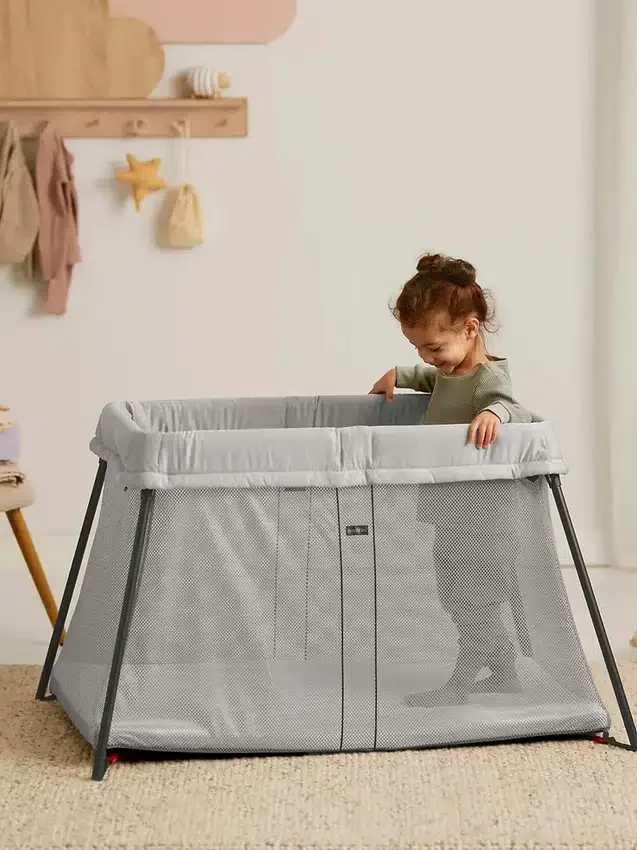 Babybjorn Travel Crib Light and Fitted Sheet Bundle Pack